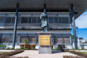 Statue du soldat Louis Gustave Fayde devant la mairie de Matoury.